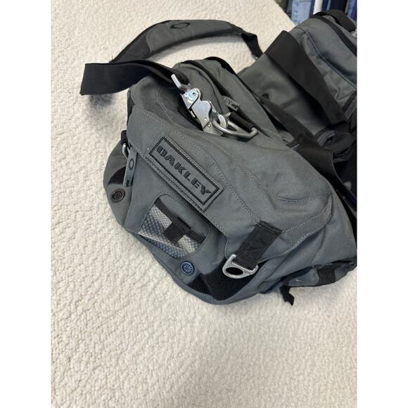 Oakley Mechanism Duffel Bag Grey Tactical Field Gear Large Pack - Picture 3 of 15